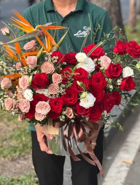 Chậu hoa tươi hồng Capuchino, hồng đỏ ecu, hoa thiên điểu mẫu 80